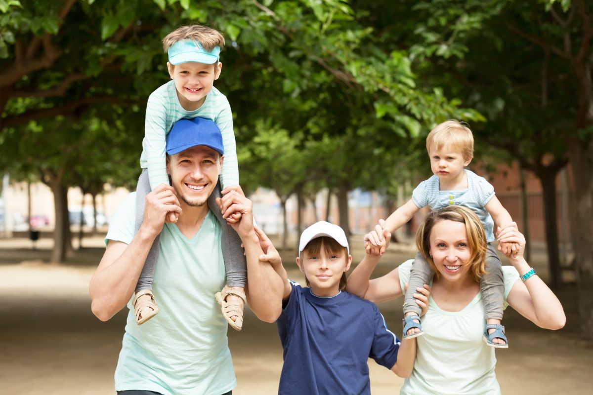 Familia numerosa con tres hijos